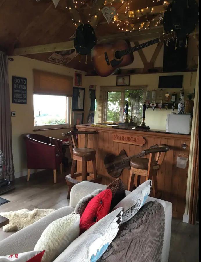 Angies Den - Quirky Cabin With Hot Tub & Views Llanasa Exterior photo